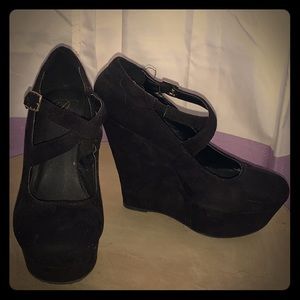 Black wedges